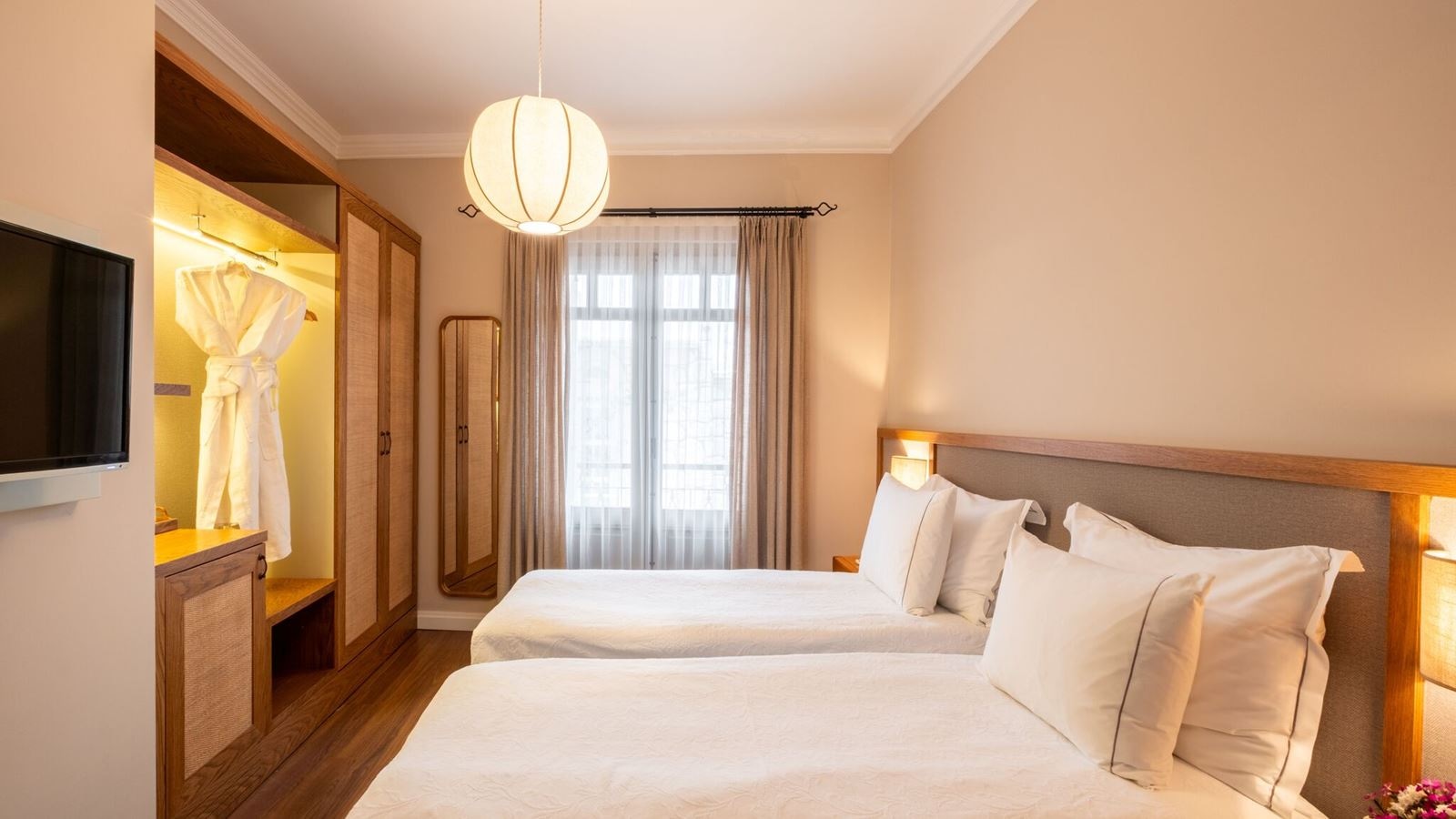 rooms-deluxe-room-gardenview