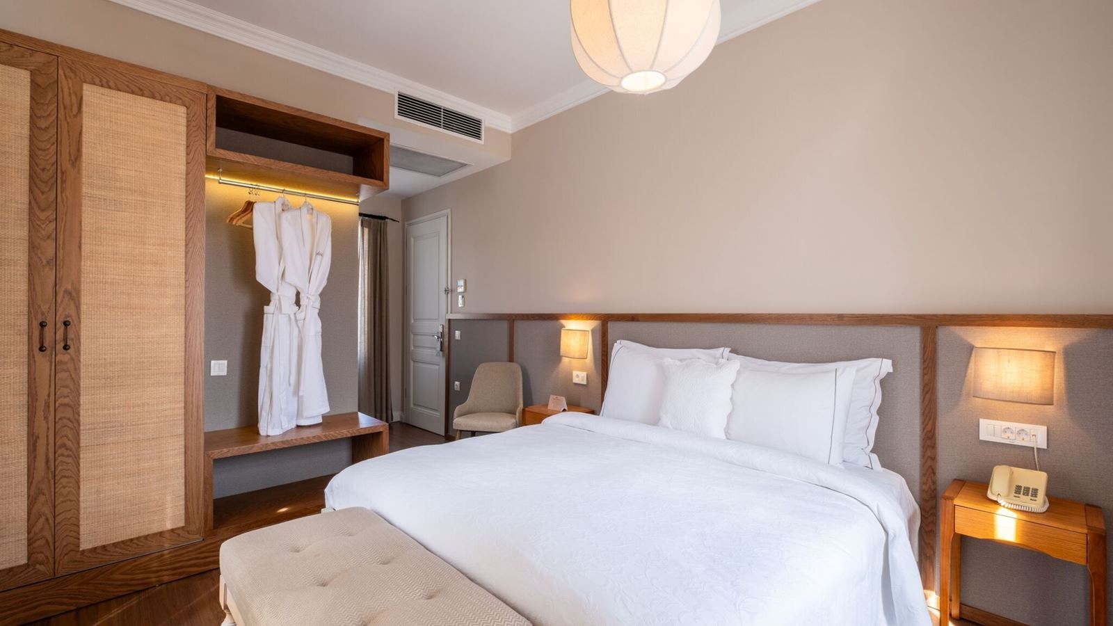 rooms-deluxe-room