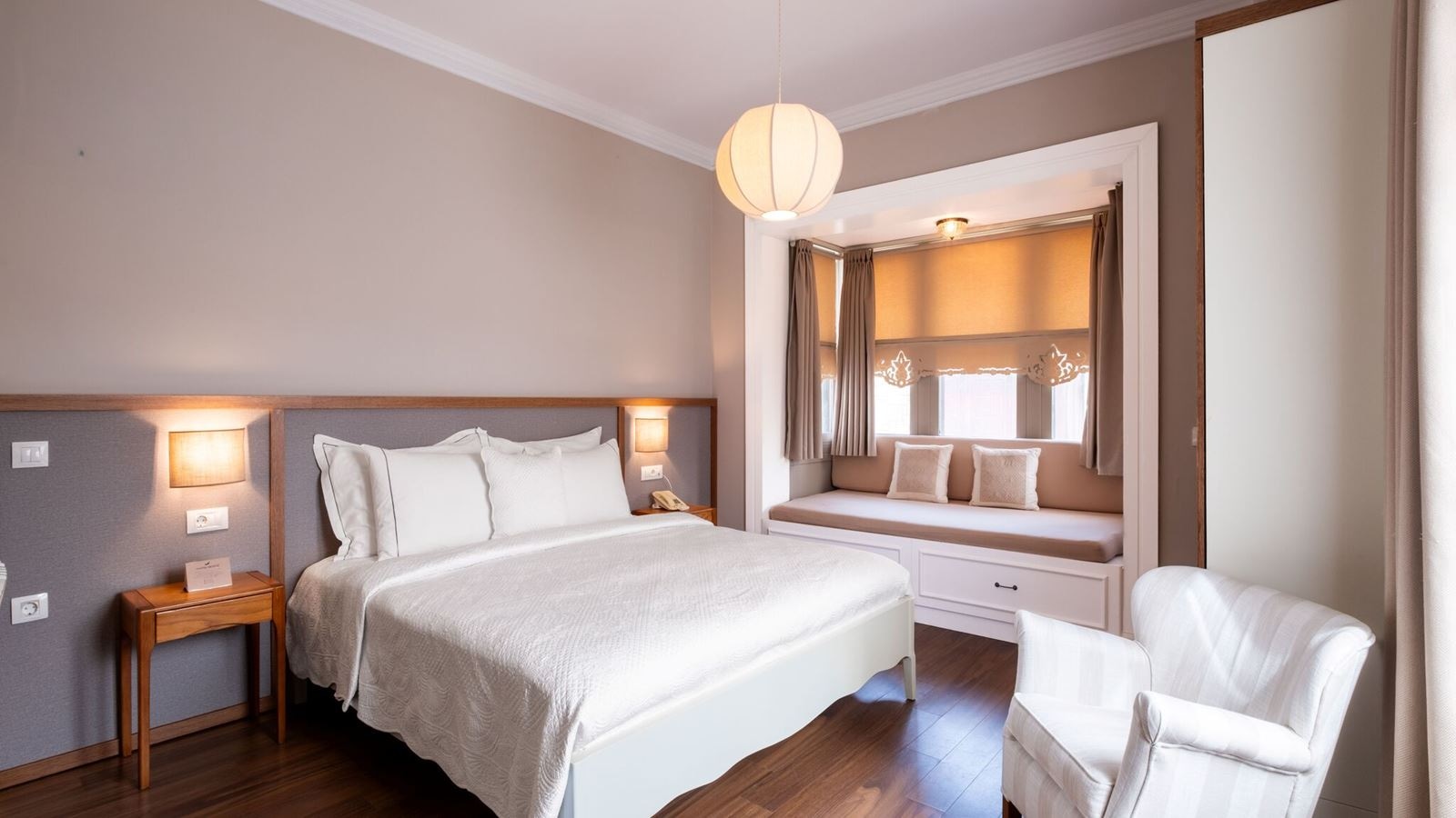 rooms-deluxe-room-bay-window