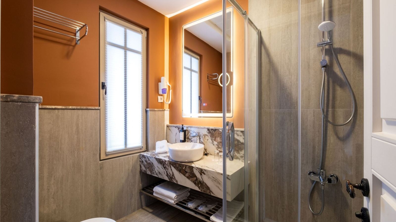 rooms-deluxe-room-bay-window