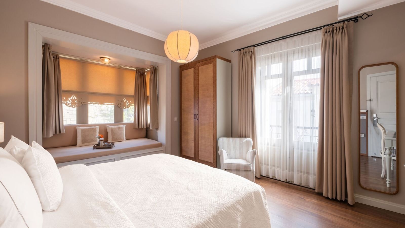 rooms-deluxe-room-bay-window