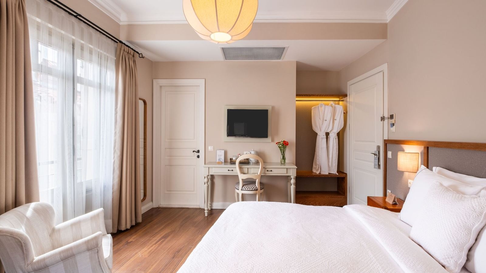 rooms-deluxe-room-bay-window