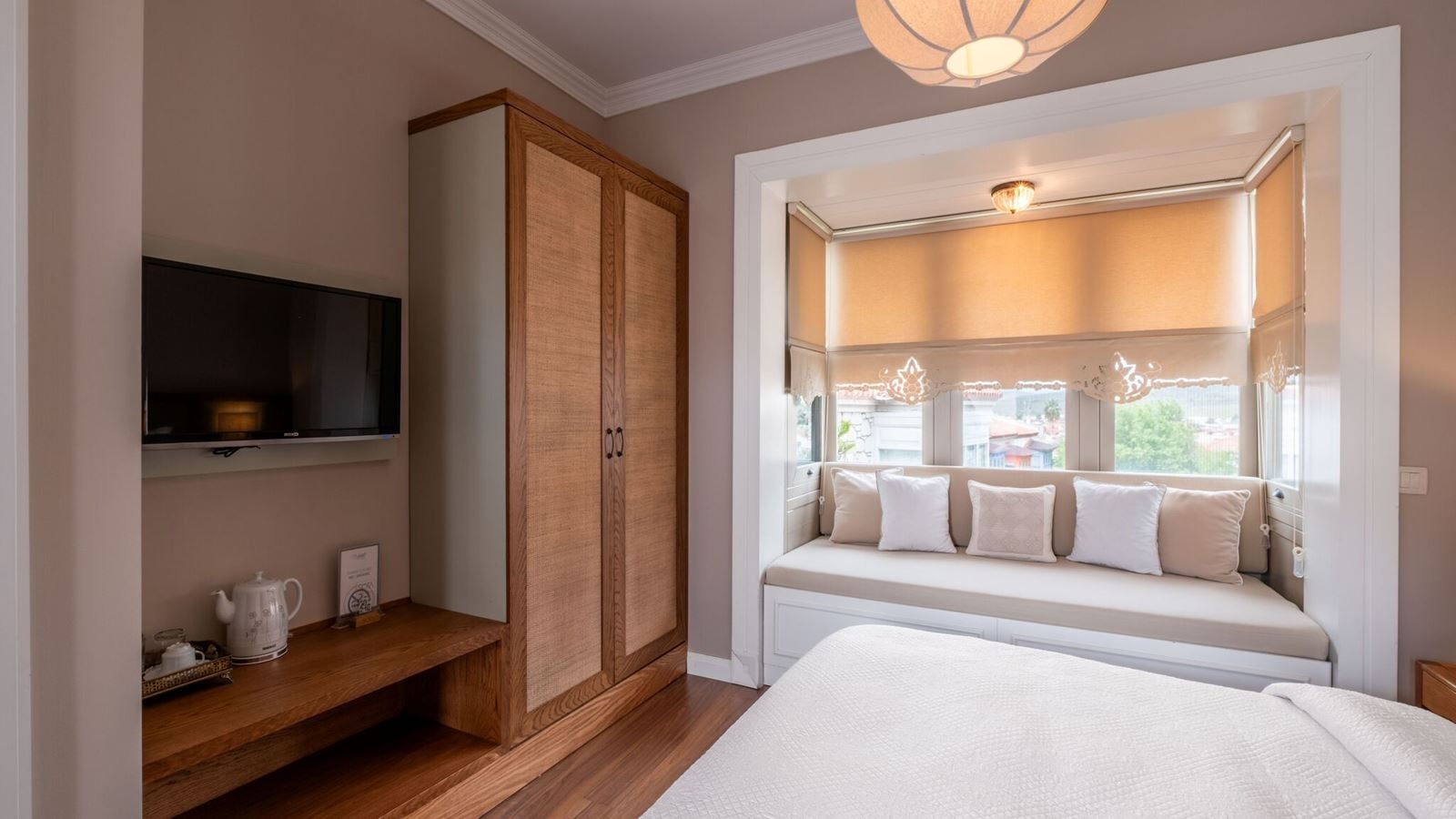 rooms-deluxe-room-bay-window