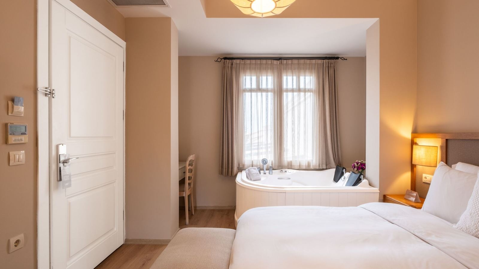 rooms-jakuzili-deluxe-oda