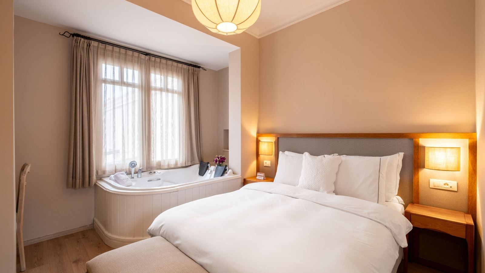 rooms-jakuzili-deluxe-oda