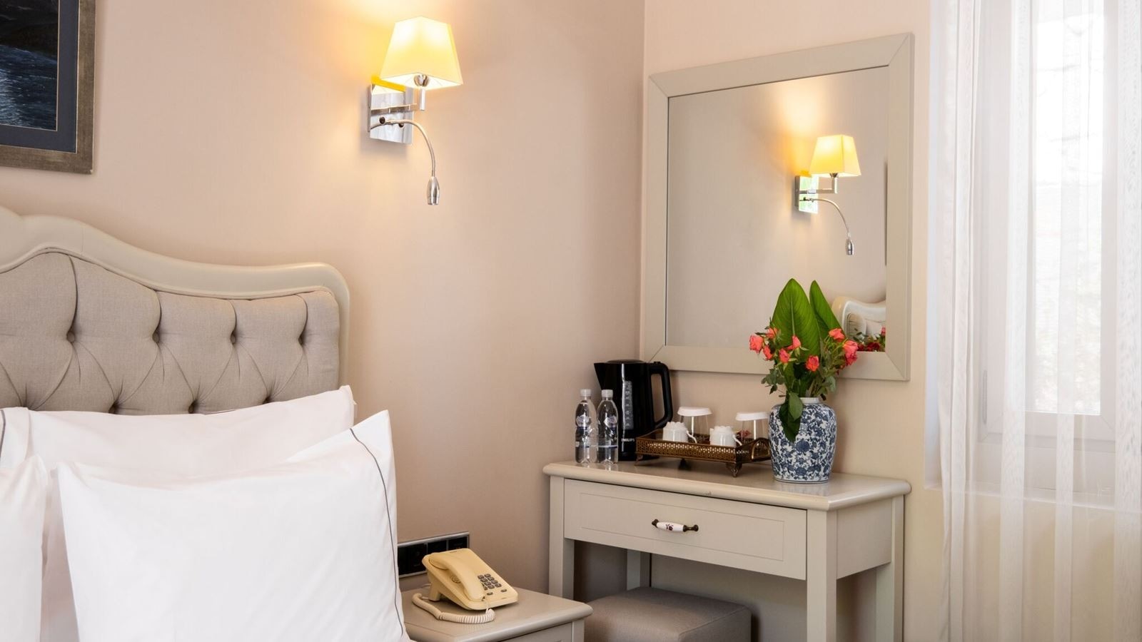 rooms-pool-floor-deluxe-room