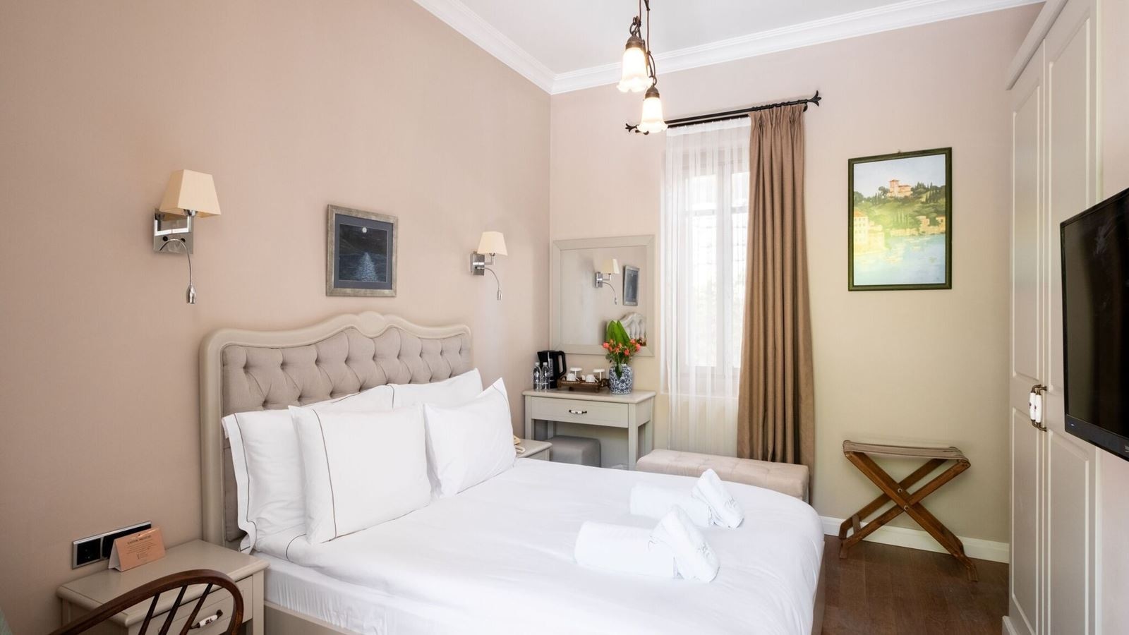 rooms-pool-floor-deluxe-room