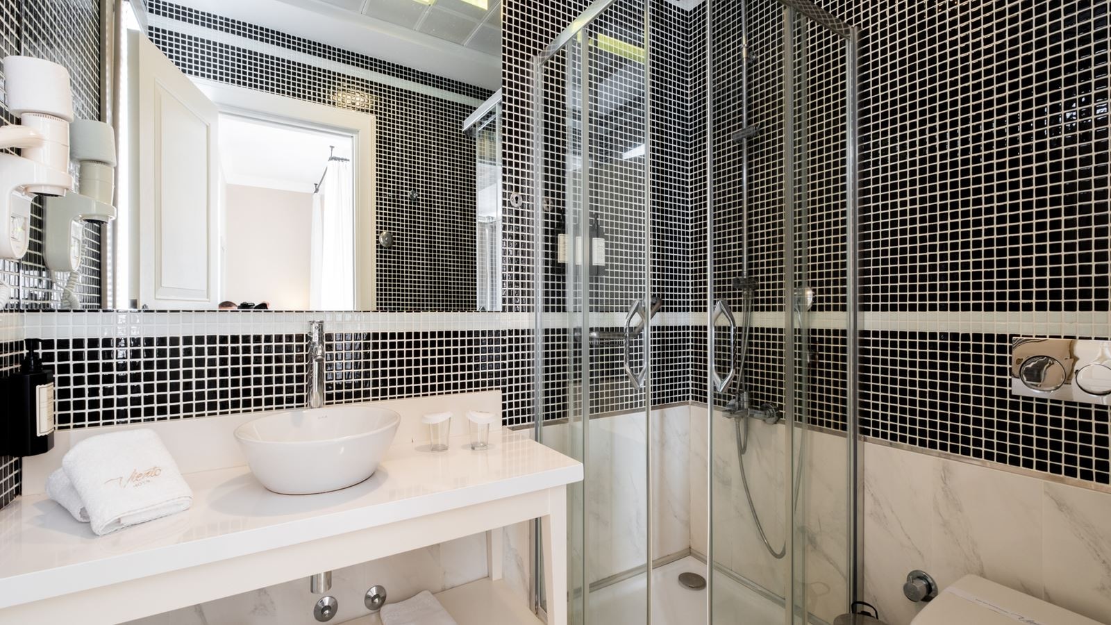 rooms-pool-floor-deluxe-room