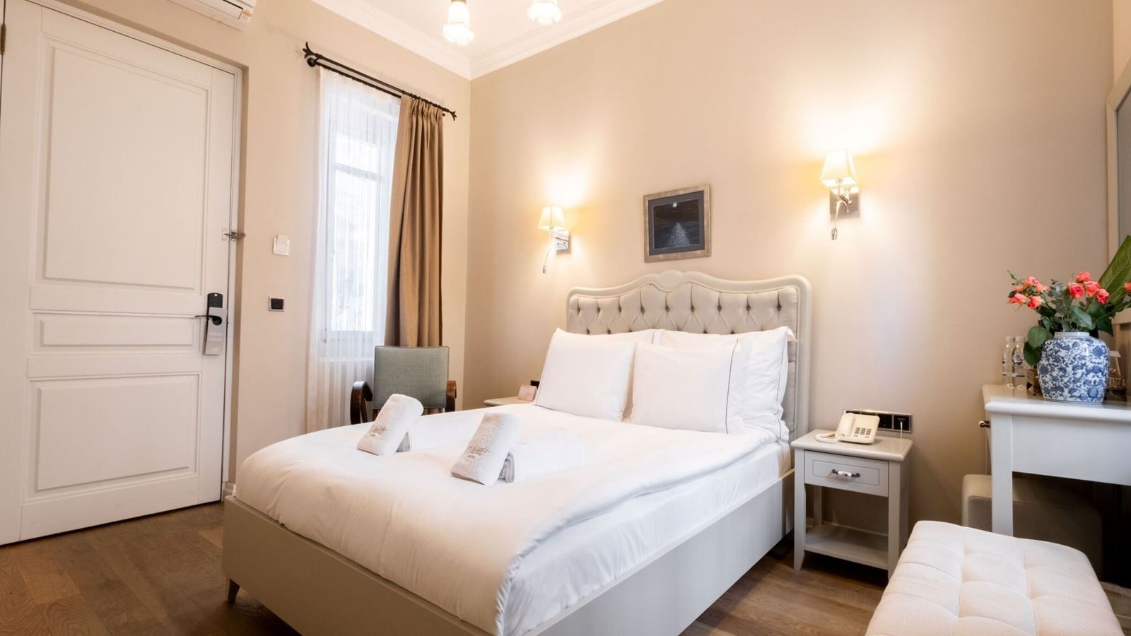 rooms-pool-floor-deluxe-room