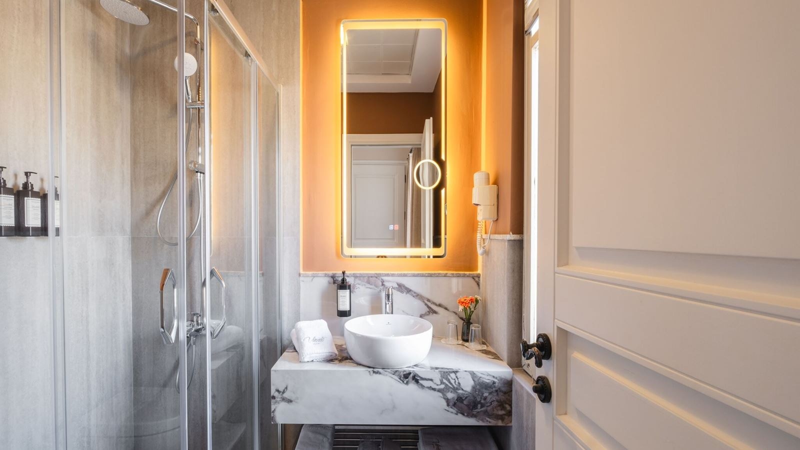 rooms-deluxe-room