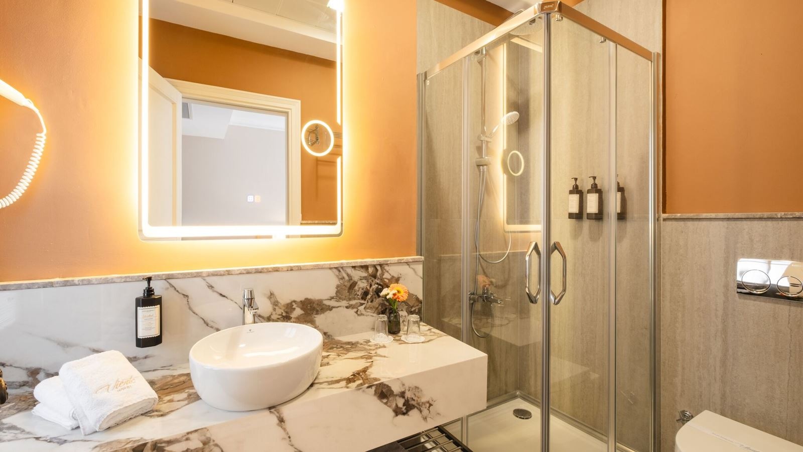 rooms-jakuzili-deluxe-oda