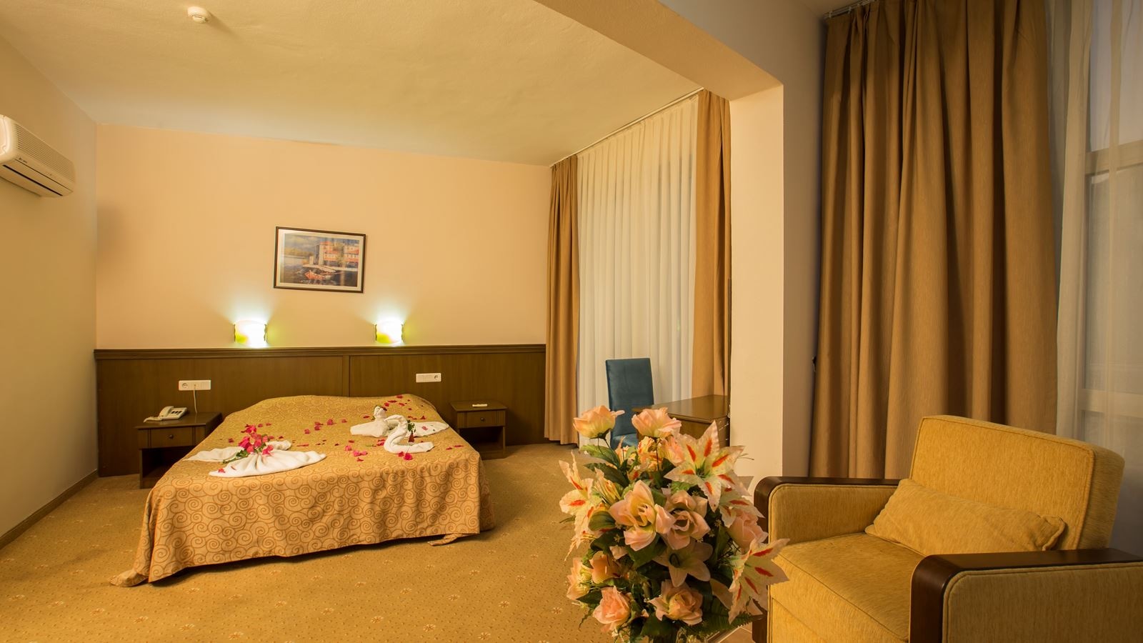 rooms-deluxe-suite-room