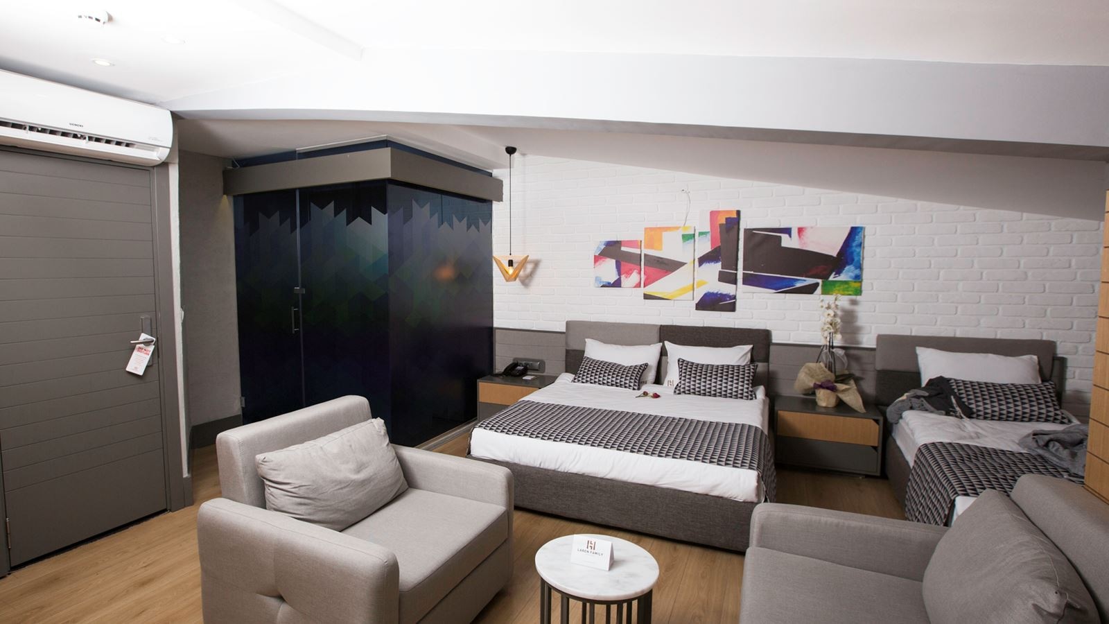 rooms-suite-with-spa-bath