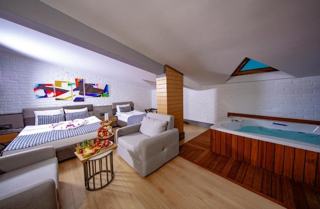 rooms-suite-with-spa-bath