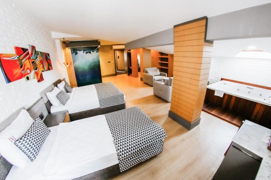 rooms-suite-with-spa-bath