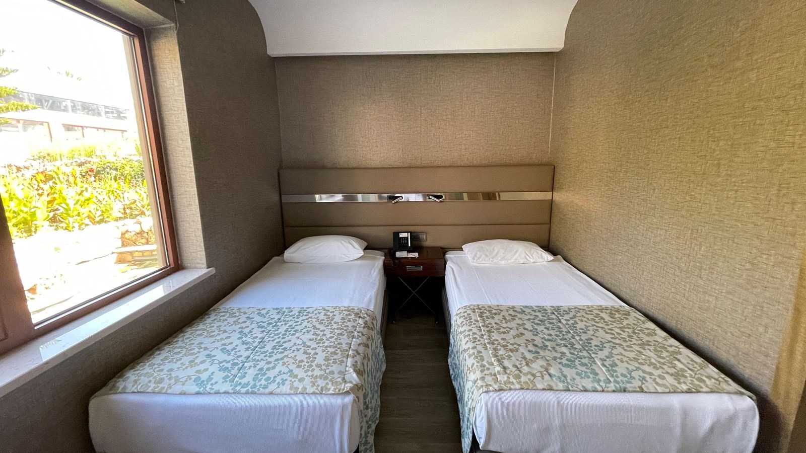 rooms-family-room-swim-up