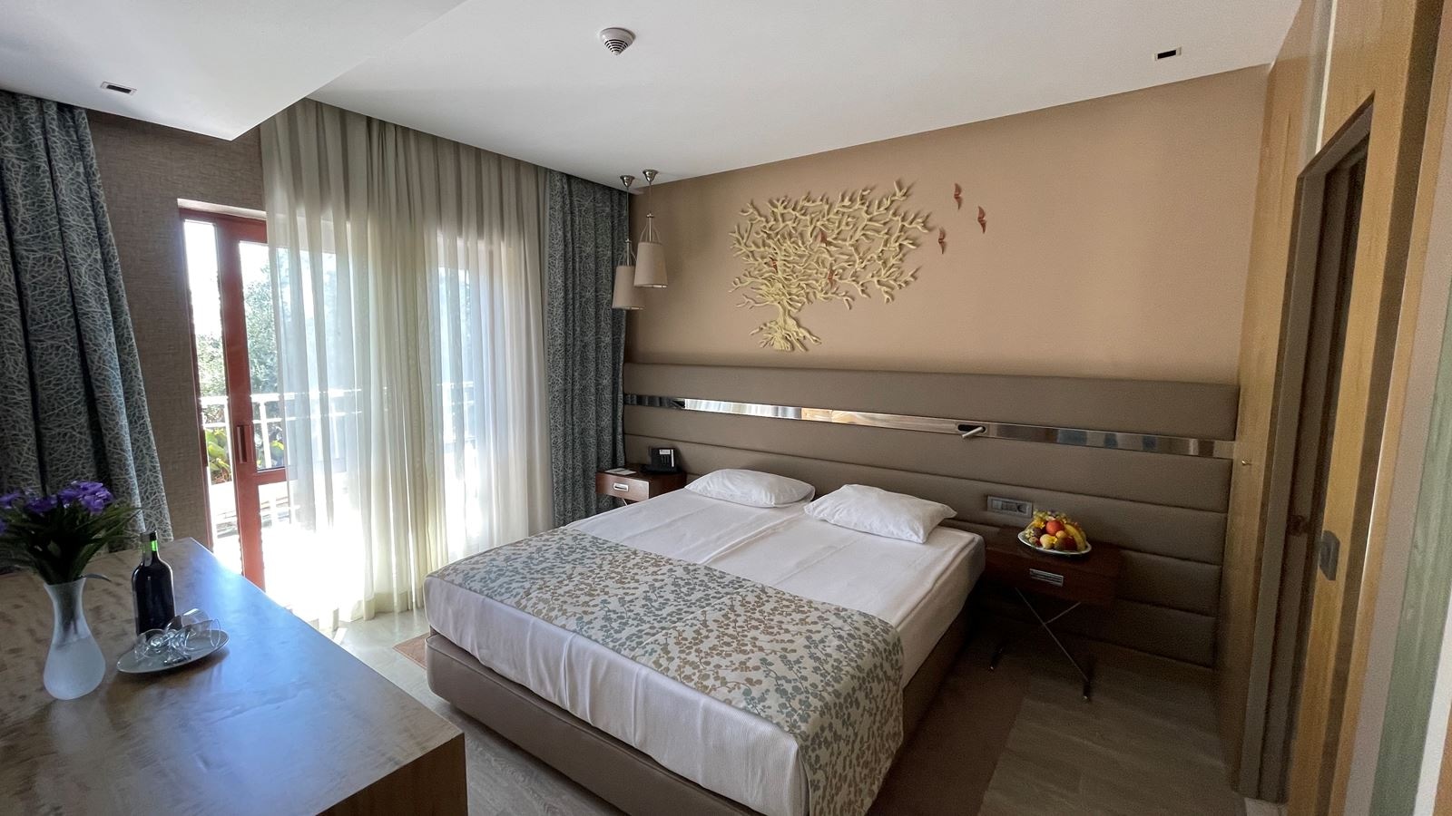 rooms-family-room-swim-up