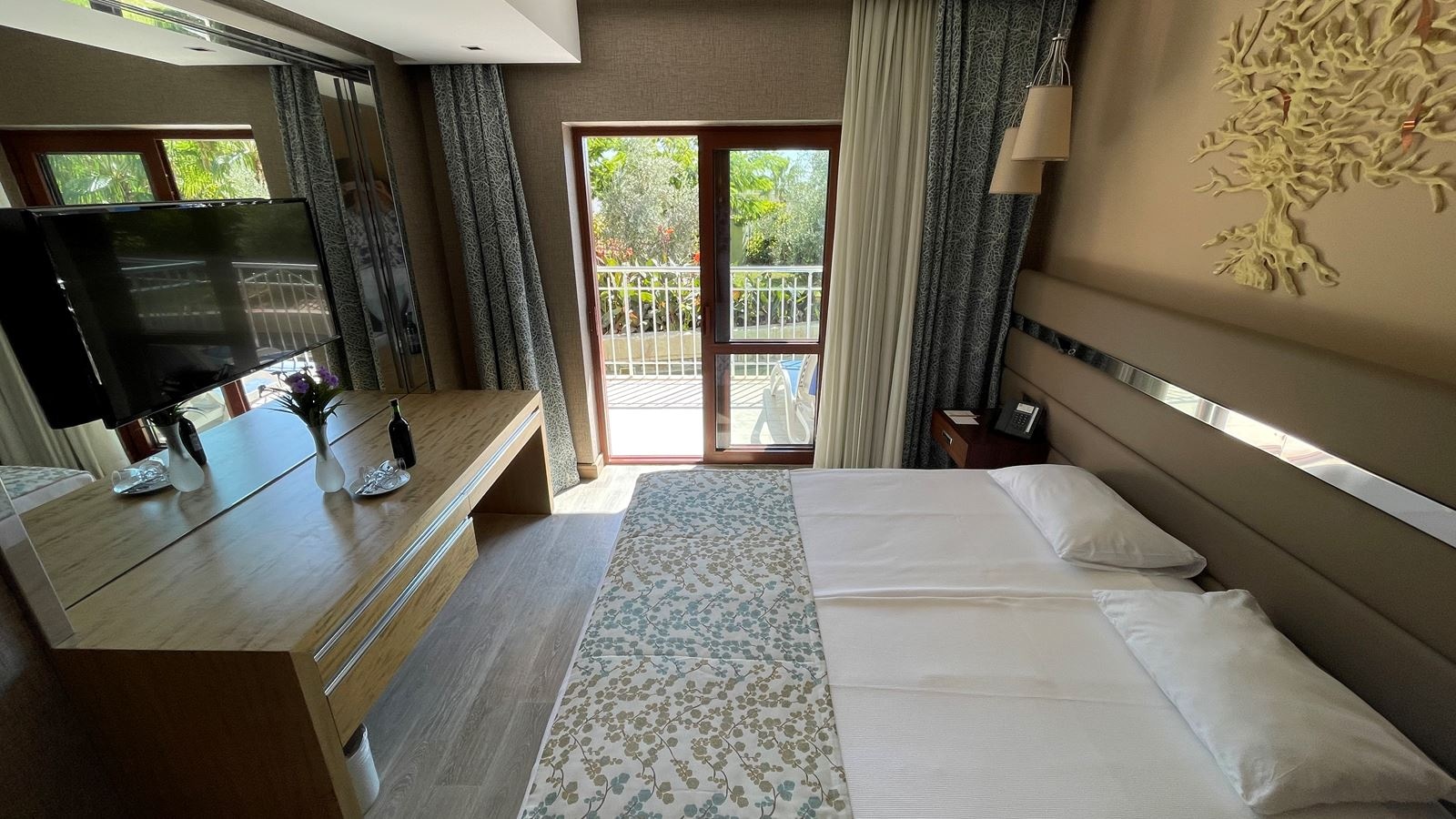 rooms-family-room-swim-up