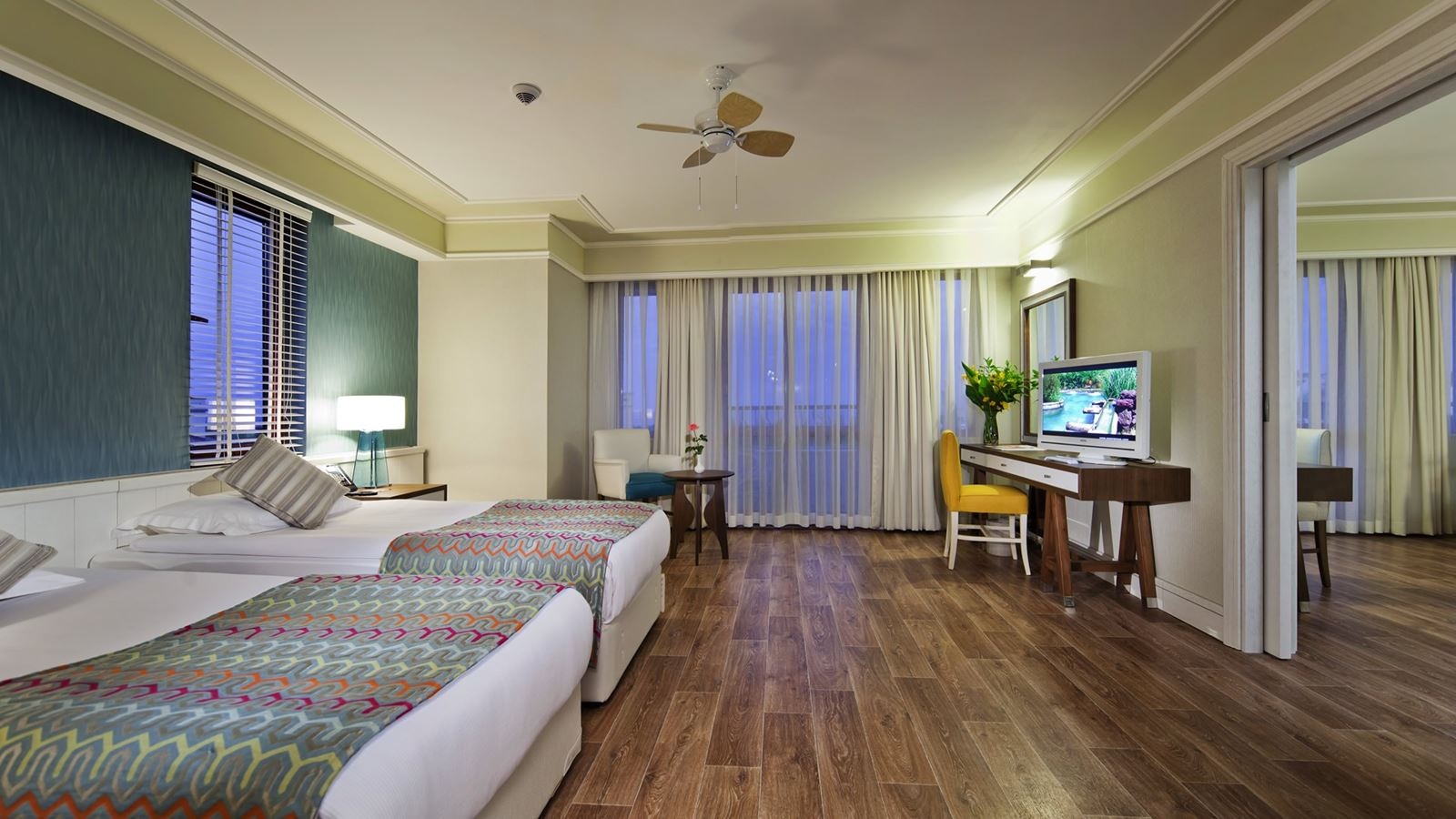 rooms-large-family-room