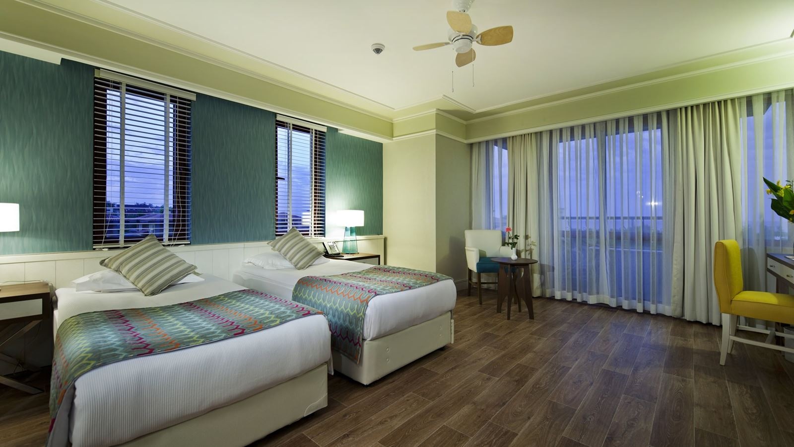 rooms-coral-big-family-room