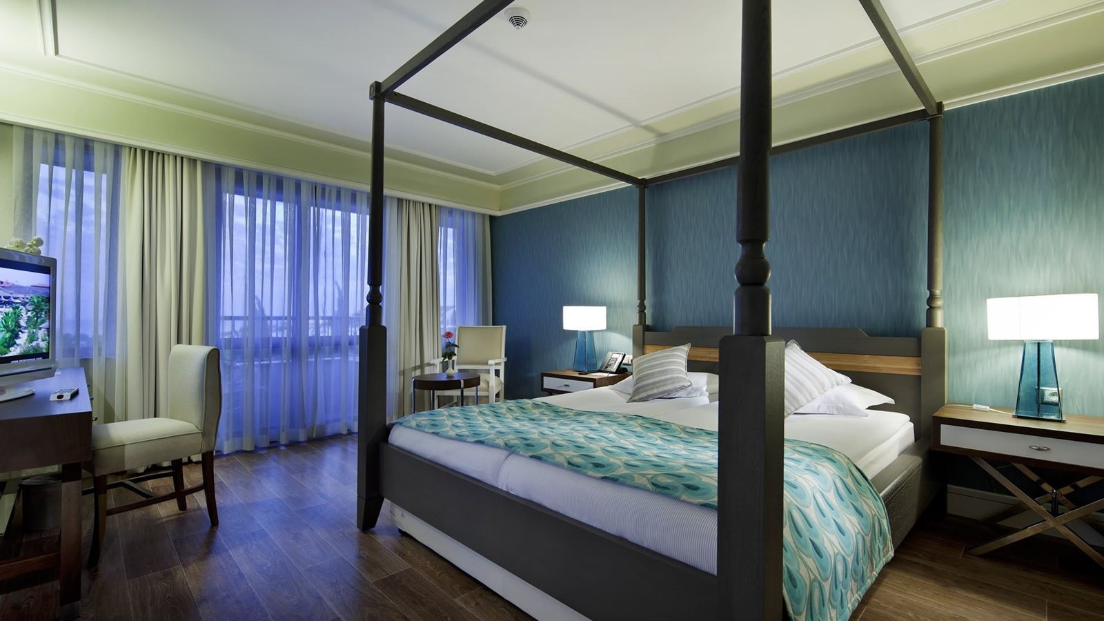 rooms-coral-big-family-room