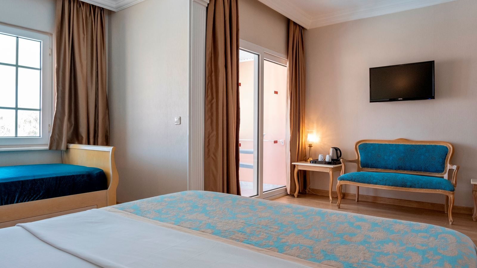 rooms-standard-room-pool-view