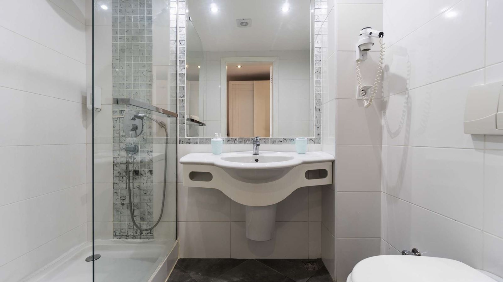 rooms-large-room-pool-view