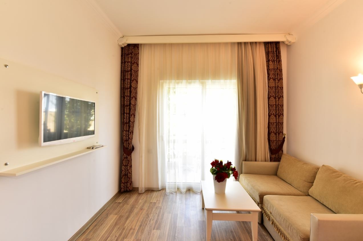 rooms-large-room-pool-view