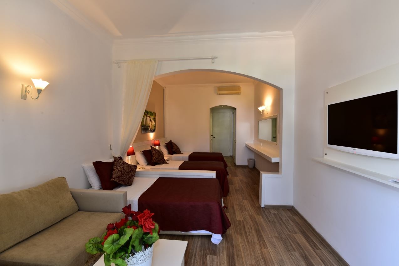 rooms-large-room-pool-view