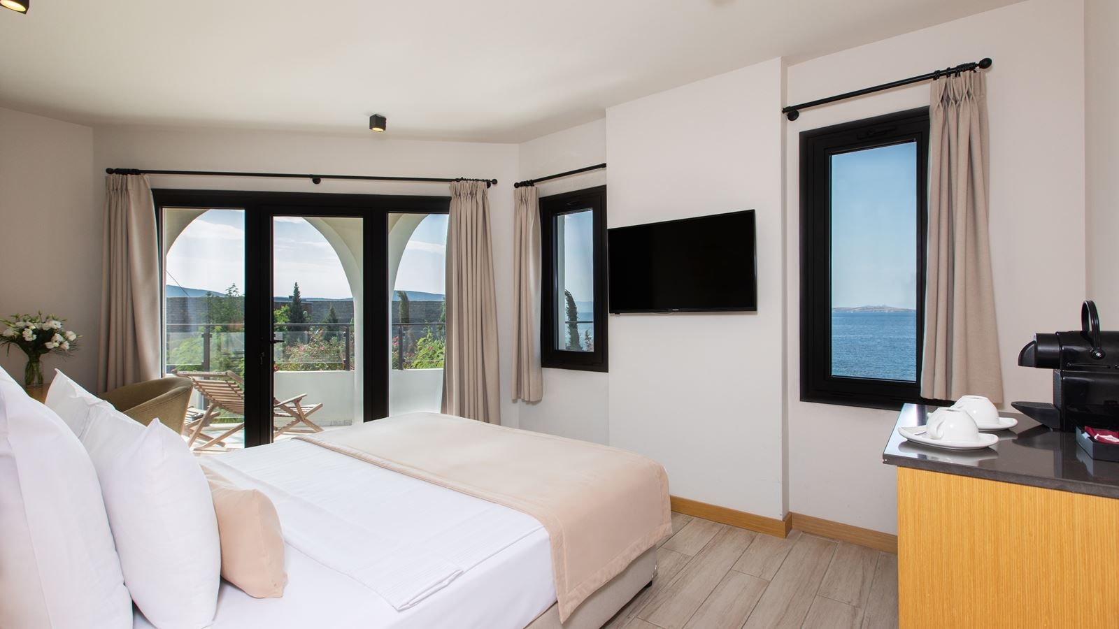 rooms-standard-room-sea-view-with-balcony