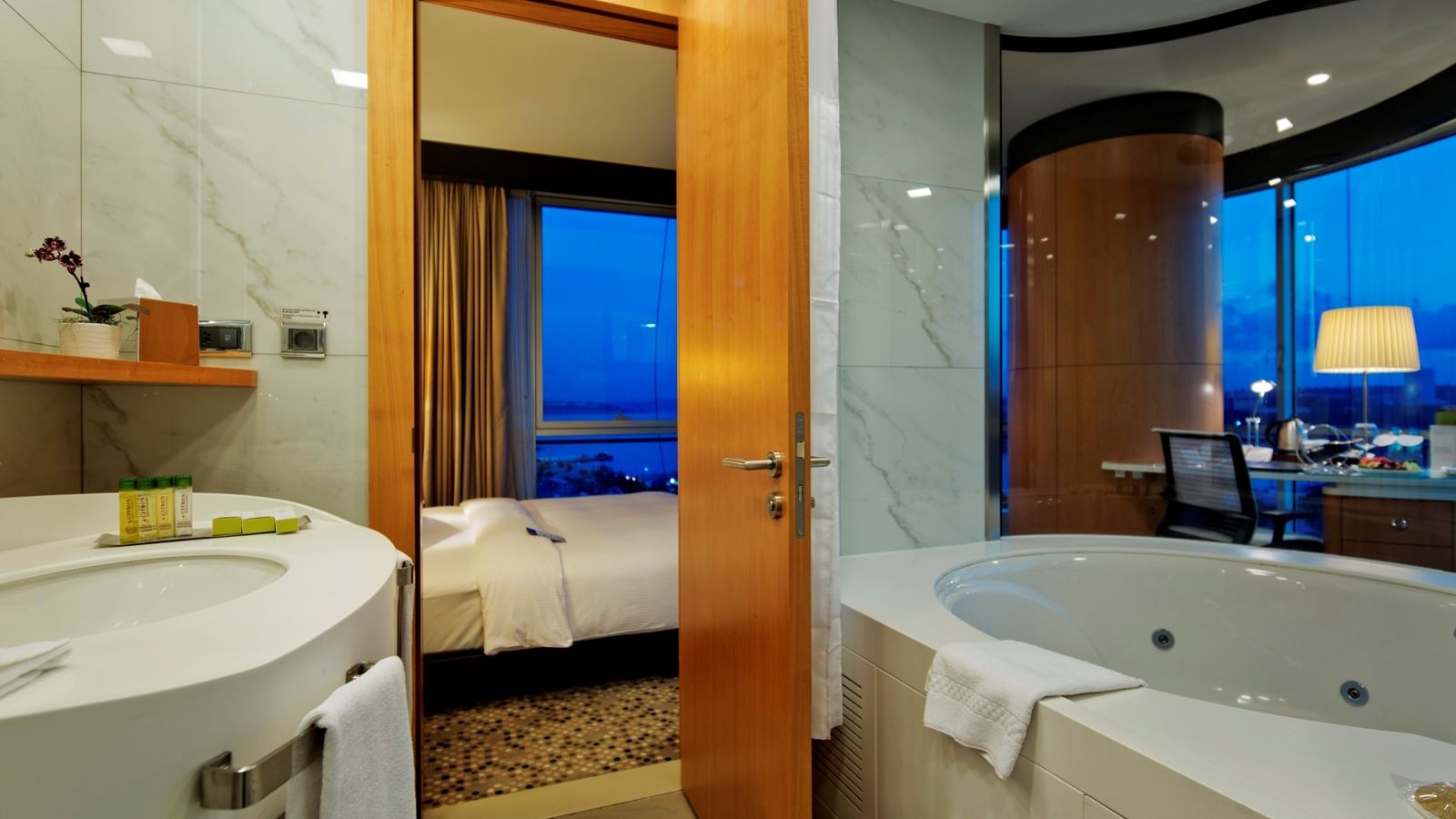 rooms-corner-room-with-sea-view-and-jacuzzi