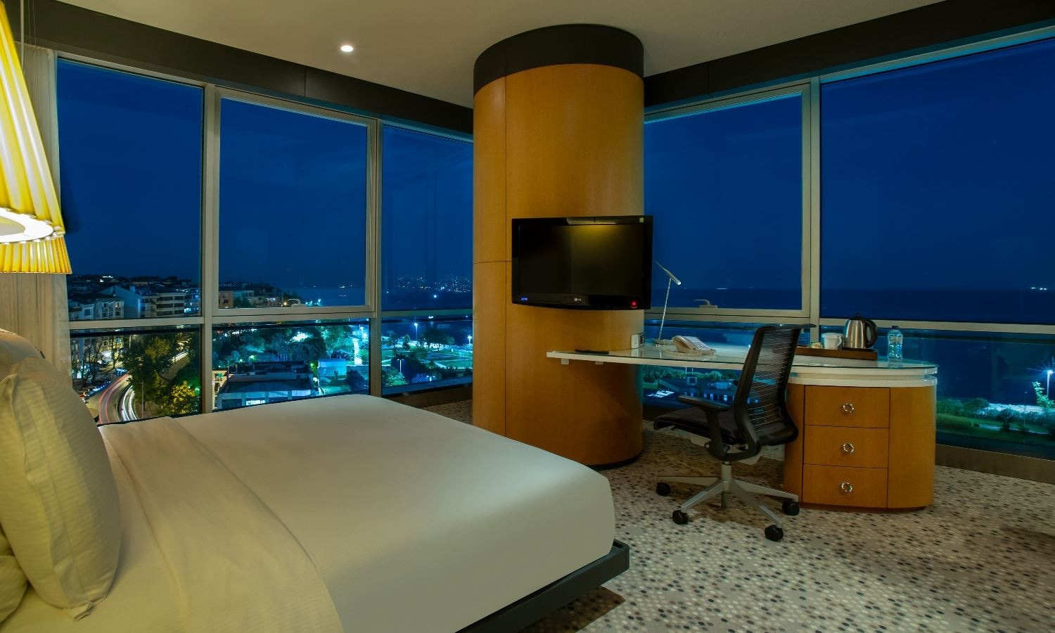 rooms-one-bedroom-suite-with-sea-view