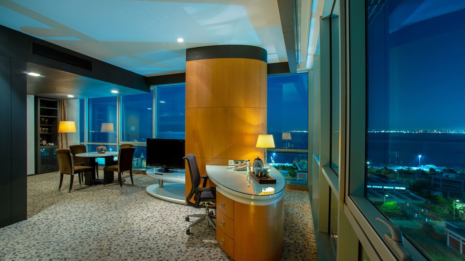 rooms-one-bedroom-suite-with-sea-view