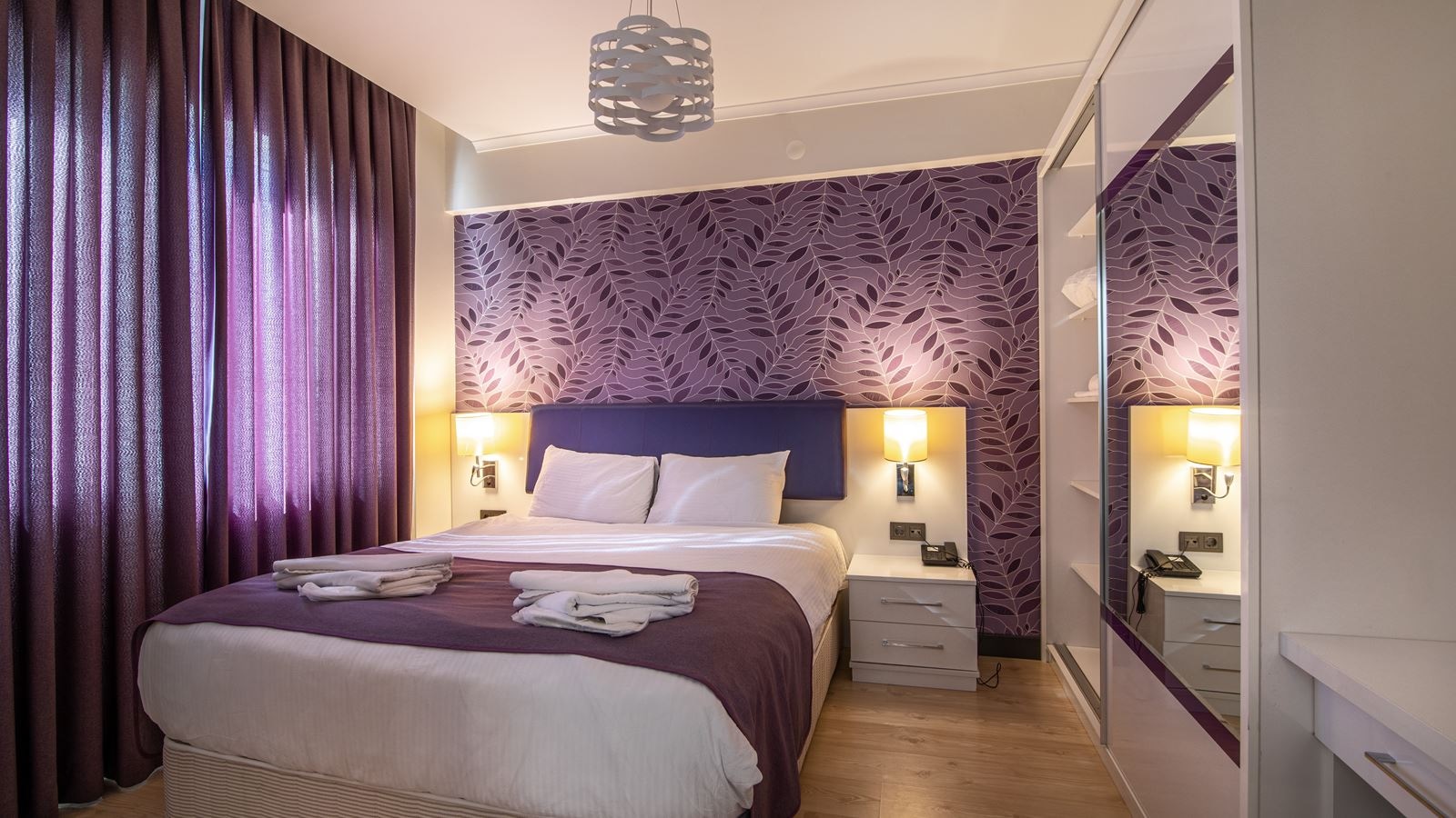 rooms-family-suit-road-wiew