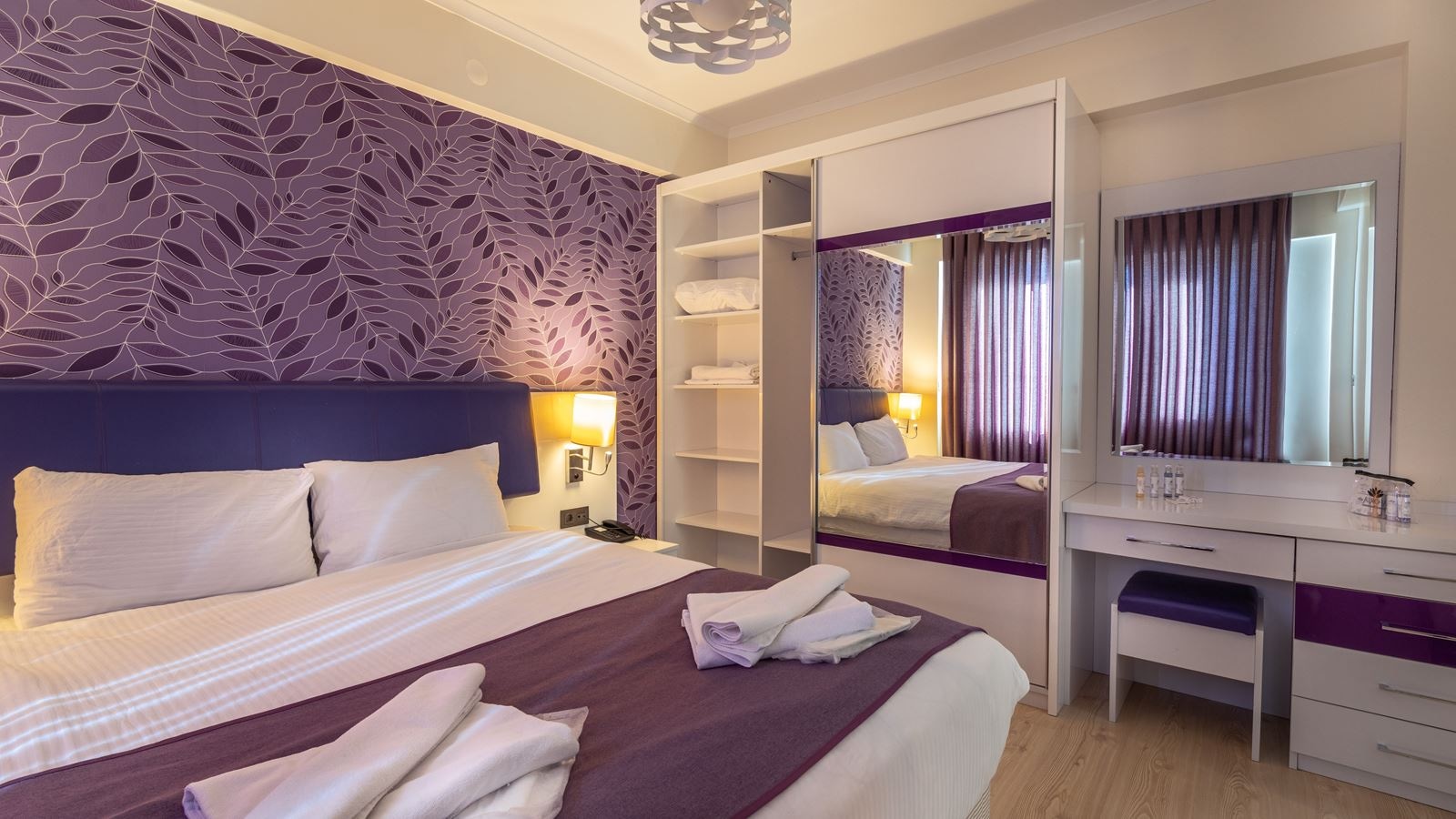 rooms-family-suit-road-wiew