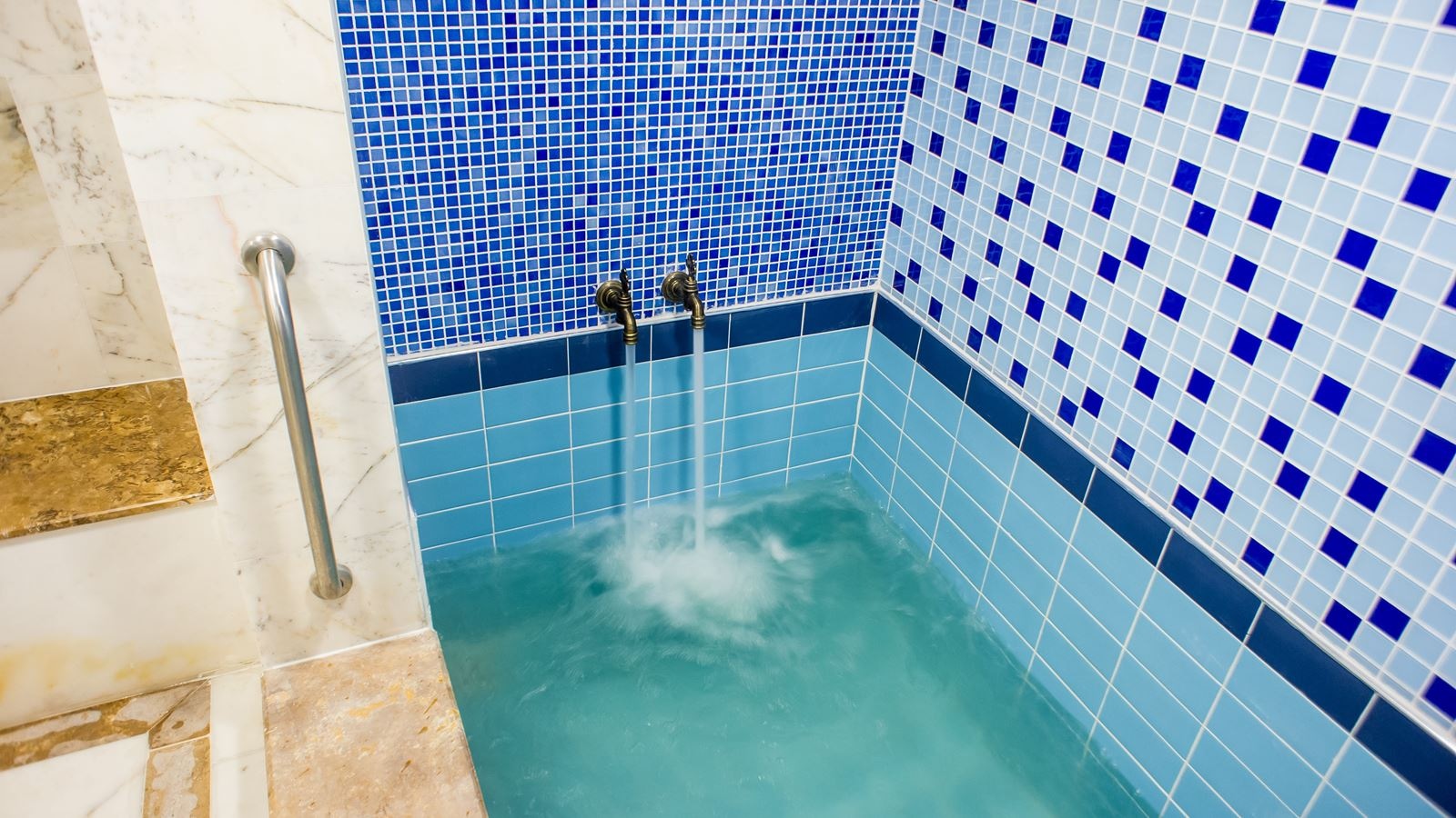 rooms-family-suit-road-wiew