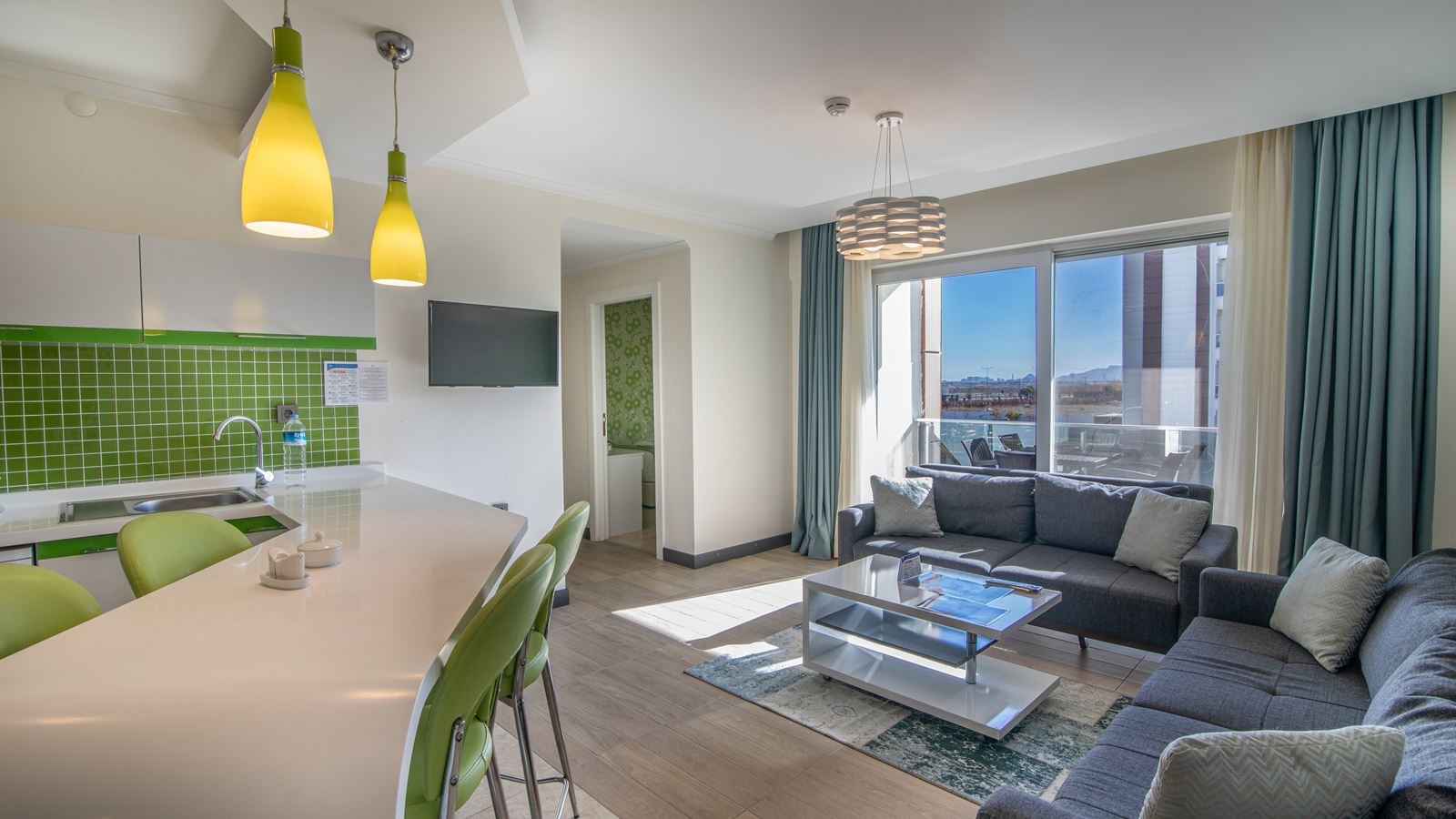 rooms-family-suit-garden-view