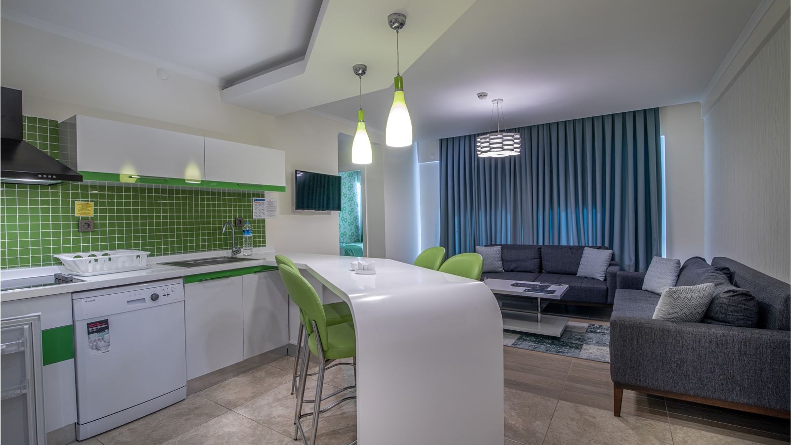 rooms-family-suit-garden-view