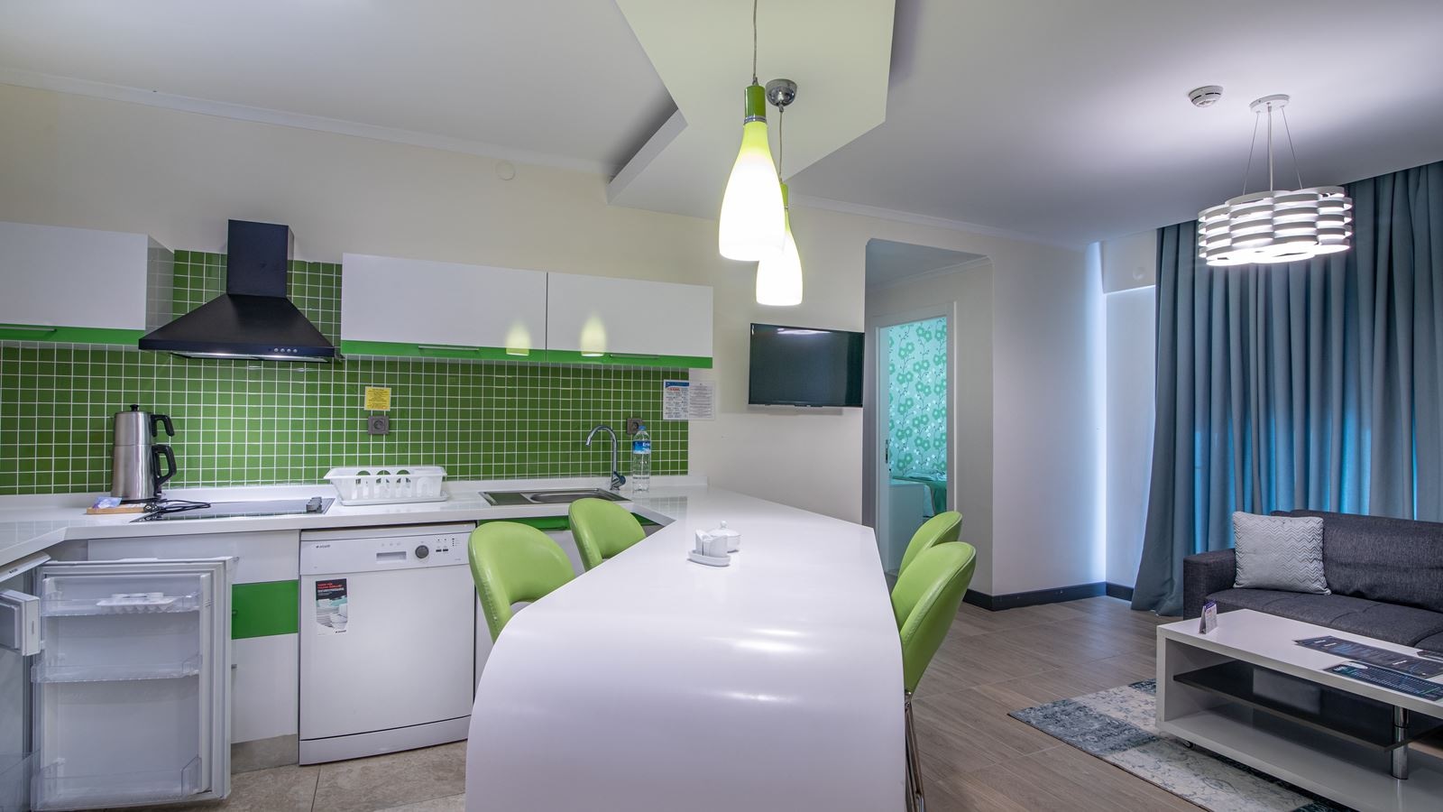 rooms-family-suit-garden-view