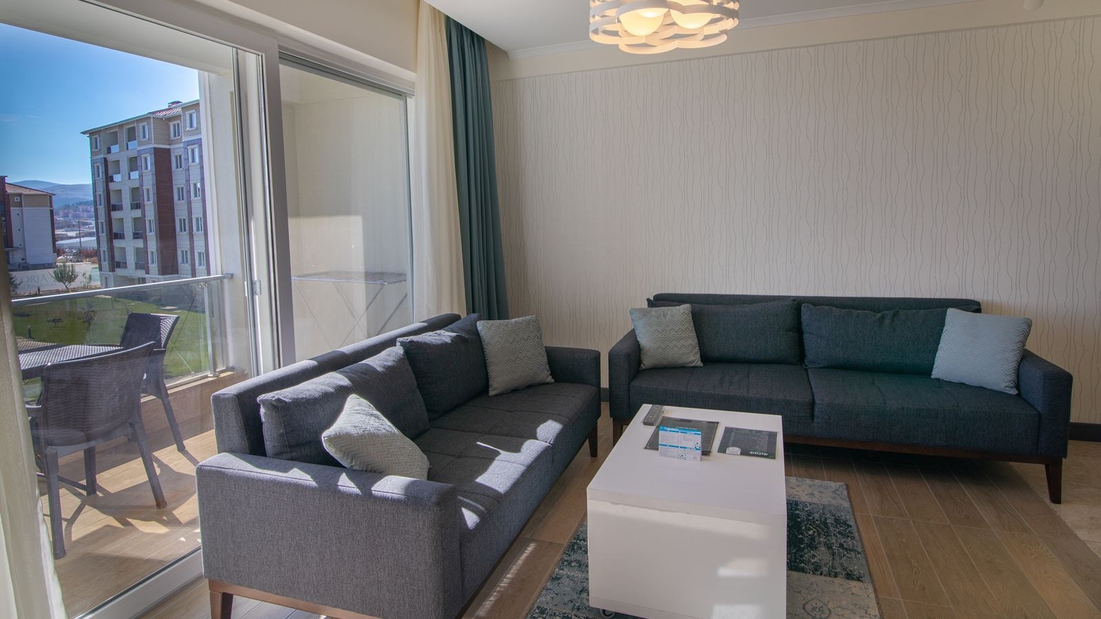 rooms-family-suit-garden-view