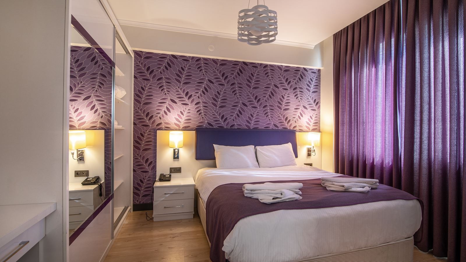 rooms-family-suit-garden-view