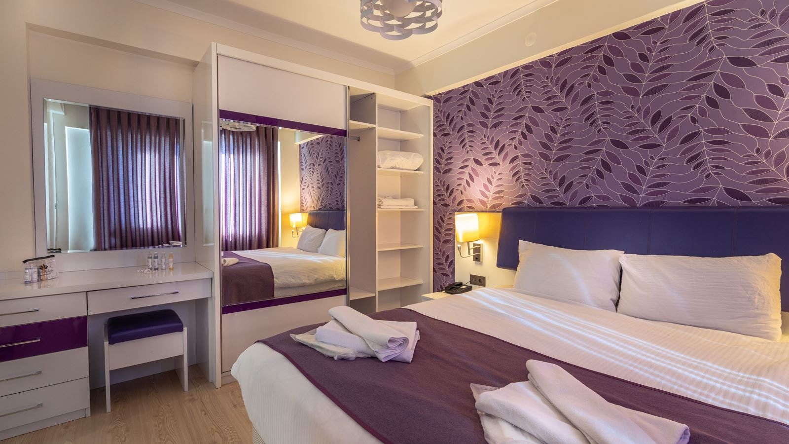 rooms-family-suit-garden-view