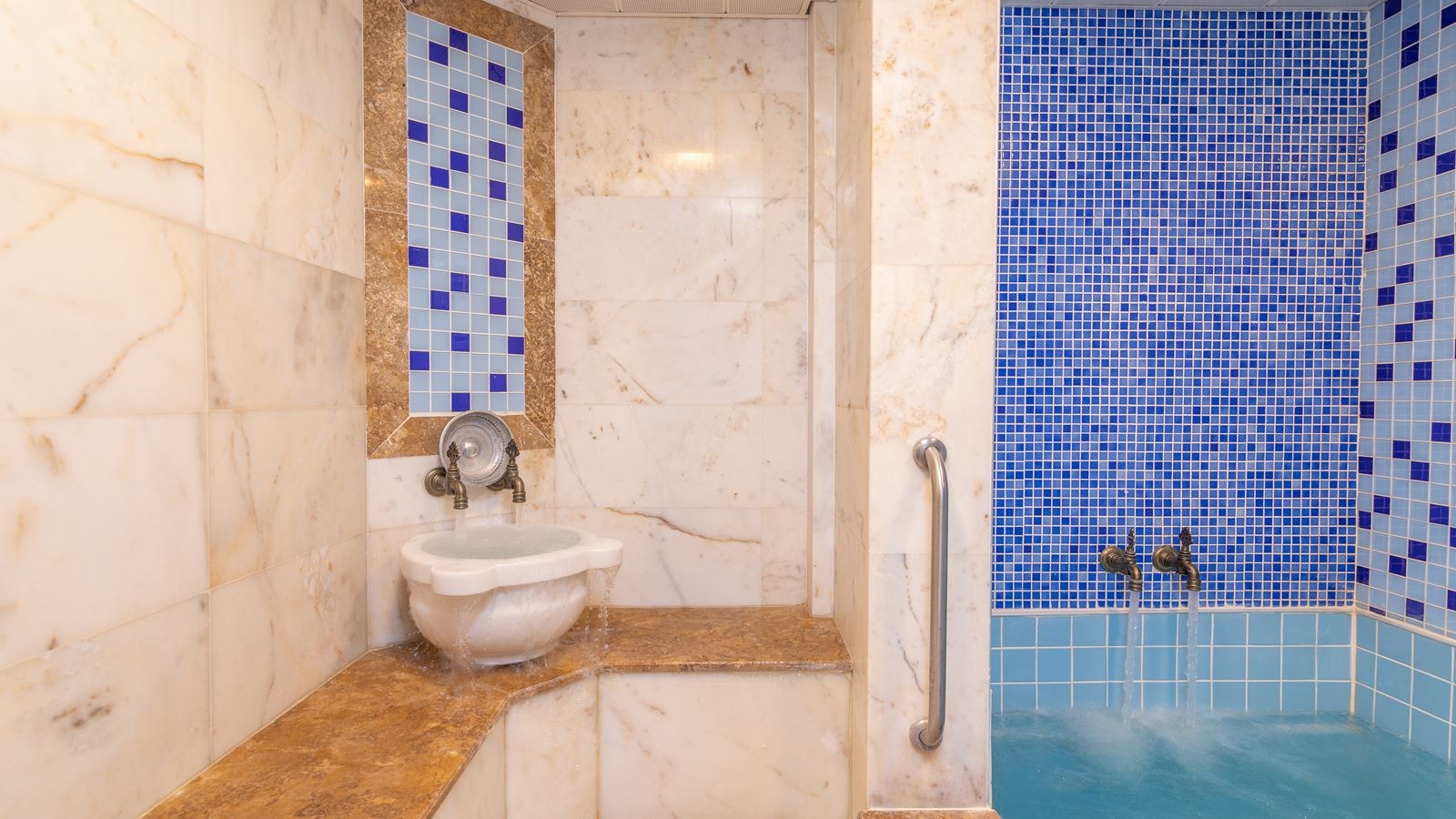 rooms-family-suit-garden-view