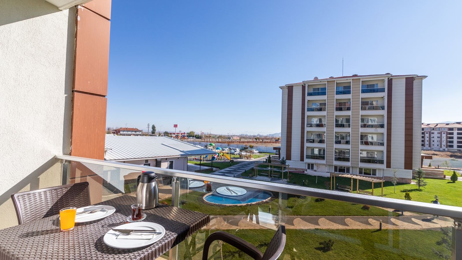 rooms-family-suit-garden-view