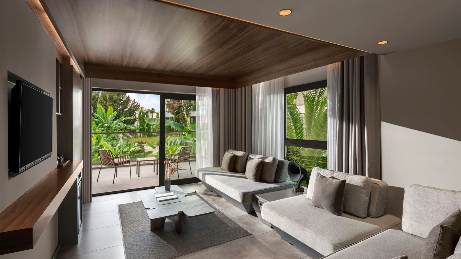 rooms-family-suite-land-view