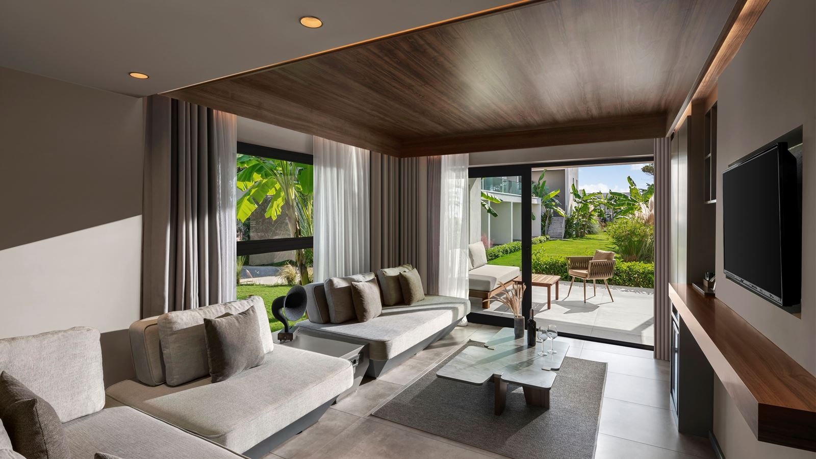 rooms-family-suite-land-view-terrace