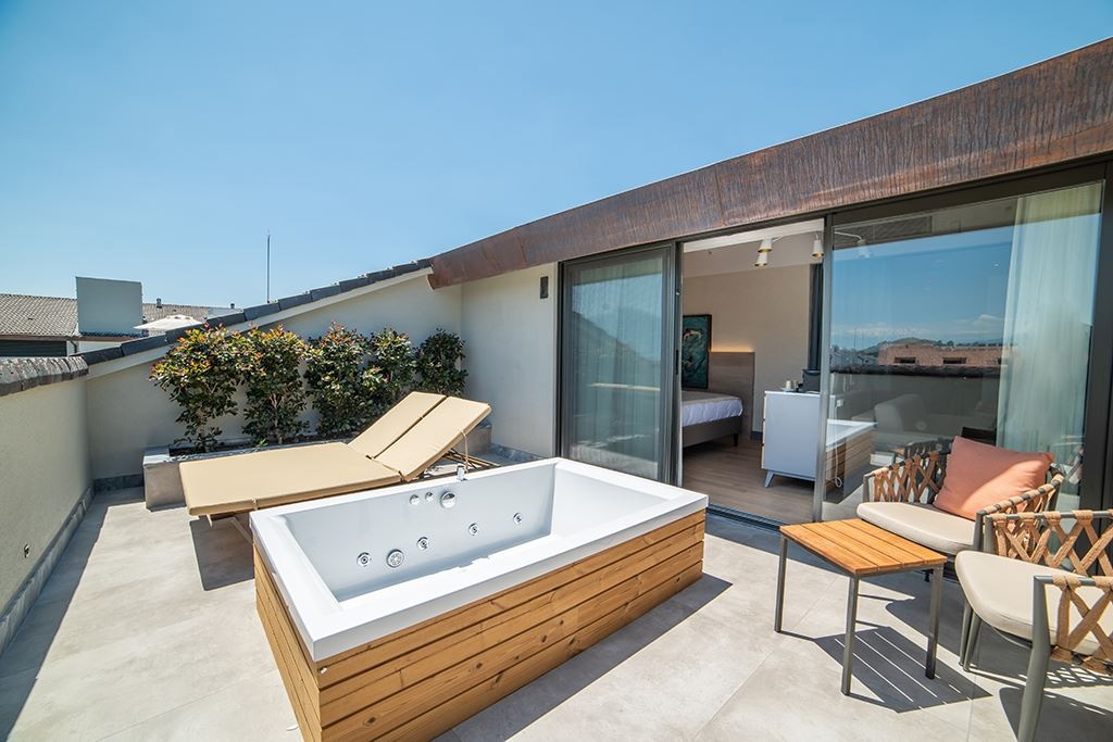 rooms-penthouse-suite-with-jacuzzi