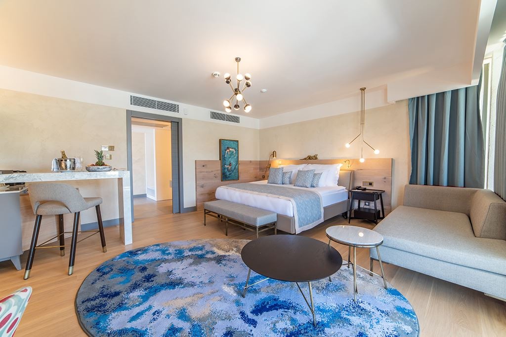 rooms-lake-house-suite-swimup