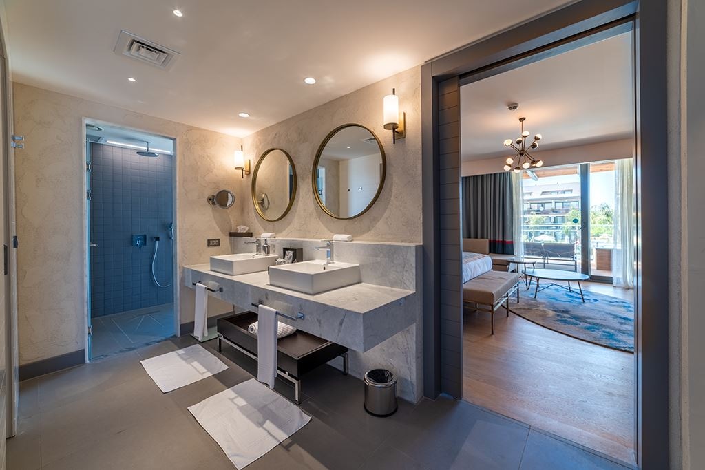 rooms-lake-house-suite-swimup