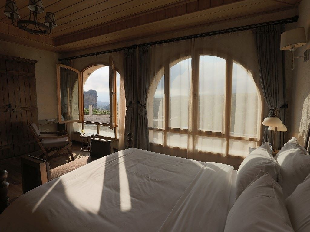 rooms-deluxe-king-room